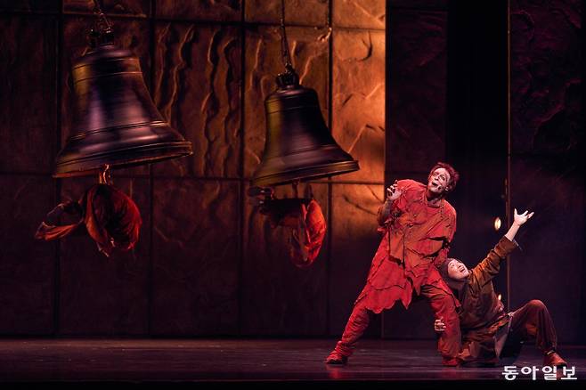 뮤지컬 ‘노트르 담 드 파리’에서 노트르담 대성당의 종지기 콰지모도는 사랑하는 집시 여인 에스메랄다를 위해 모든 걸 내던진다. 마스트인터내셔널 제공