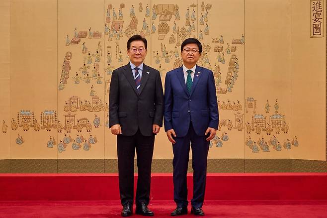 이재명 대통령이 15일 서울 용산 대통령실 청사에서 열린 임명장 수여식에서 최교진 교육부 장관에게 임명장을 수여한 후 기념촬영을 하고 있다. 2025.9.15 대통령실 제공