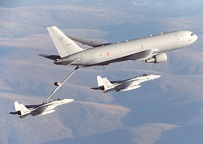 캐나다 구스베이 공군기지로 향하는 일본 항공자위대 F-15 전투기와 공중급유기. 일본 항공자위대 X(트위터)