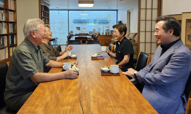이낙연(오른쪽 첫번째) 전 국무총리가 지난 9월 13일 페이스북을 통해 경남 양산 평산사저를 찾아 부부동반으로 문재인 전 대통령을 예방한 사실과 함께 사진을 공개했다.<이낙연 새미래민주당 상임고문 페이스북 사진 갈무리>