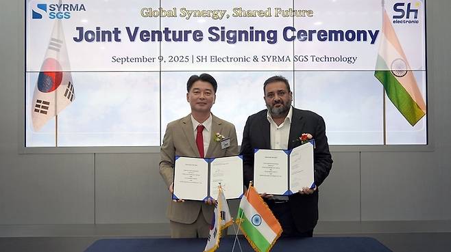 (왼쪽부터) 김태후 신협전자 회장, Sandeep Tandon SYRMA SGS Technology 회장. 사진=신협전자