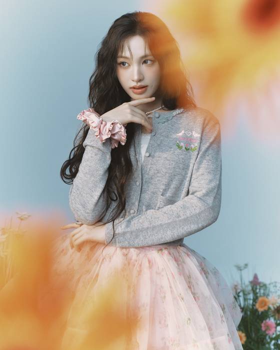 에잇세컨즈가 가수 '아이브 리즈'를 모델로 한 '민주킴' 협업 상품 화보를 공개했다.