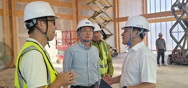 이철우 경북지사(가운데)가 지난 16일 오후 국립경주박물관 중정에 건립 중인 만찬장 공사 추진 현황을 APEC 준비단장(오른쪽)으로부터 보고 받고, 공사 관계자들을 격려했다. 경북도 제공