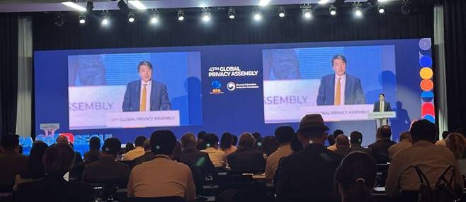 제이슨 권 오픈AI CSO가 17일 서울 용산구 그랜드 하얏트 서울에서 개최된 '글로벌 프라이버시 총회(GPA)'에서 기조강연을 하고 있다.