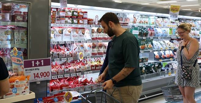 서울 한 대형마트에서 외국인이 김치를 고르고 있다. 뉴스1