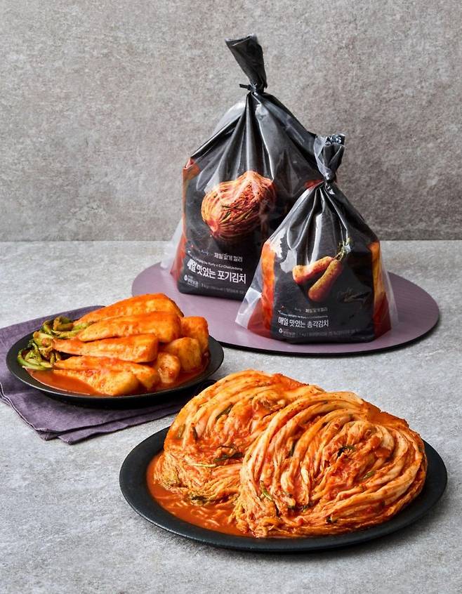 컬리가 CJ제일제당과 공동기획한 제일맞게컬리 매일 맛있는 김치 2종. 컬리 제공