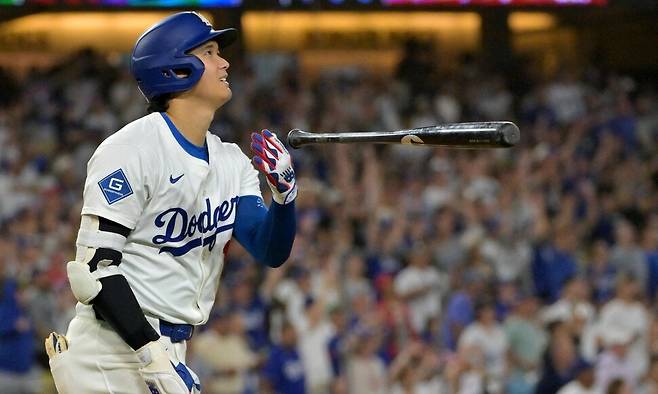 오타니 쇼헤이(LA 다저스)가 17일(한국시각) 미국 캘리포니아 로스앤젤레스 다저스타디움에서 열린 필라델피아 필리스와 경기에서 8회초 솔로 홈런을 터뜨린 뒤 방망이를 던지고 있다. 로스앤젤레스/이매진 이미지스 연합뉴스