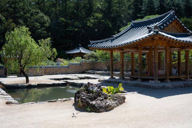 한국정원 '선비들의 풍류' 함소연 오른쪽으로 파청헌이 시원하게 보인다.