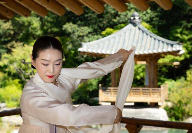 한국정원 '선비들의 풍류' 영현당에서 전통 공연이 열리고 있다.