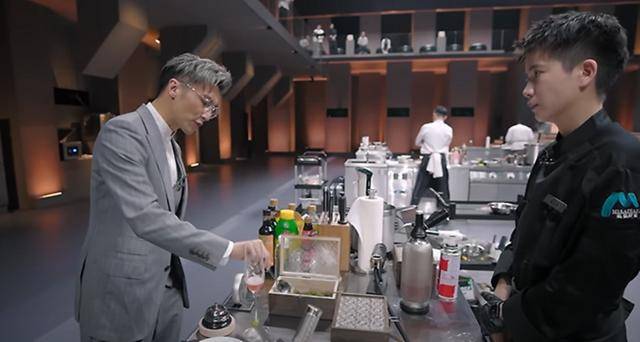 한 중국 예능이 넷플릭스 '흑백요리사'를 표절했다는 의혹을 받고 있는 가운데 넷플릭스가 대응을 검토 중이다. 텐센트비디오 예능 '이팡펀선' 캡처