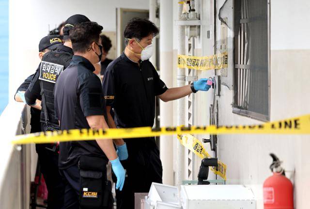 지난달 12일 대구 동구 신천동 아파트 화재 현장에서 경찰과 소방, 국과수 등 관계자들이 이틀 전 일어난 화재 현장 합동 감식을 하고 있다. 지난 10일 오전 3시35분께 이 아파트 11층에서 방화로 추정되는 불이 나 40대 어머니 A씨와 13살 아들, 11살 딸이 숨졌다. A씨는 베란다 밖으로 추락한 상태였다. 대구=뉴시스