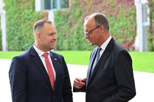 프리드리히 메르츠(오른쪽) 독일 총리가 16일 총리관저에서 카롤 나브로츠키 폴란드 대통령과 담소를 나누고 있다. 베를린=AFP 연합뉴스