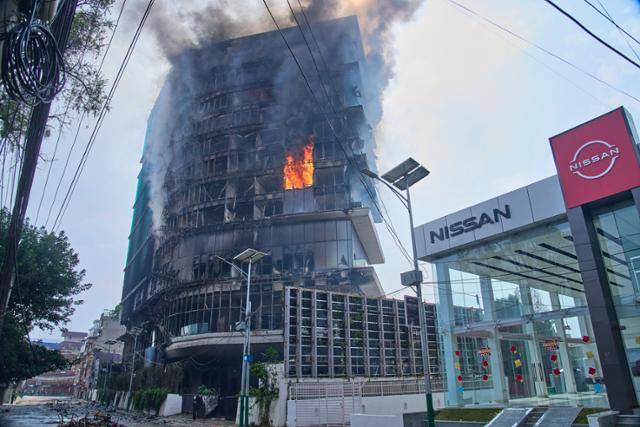 10일 네팔 카트만두의 랜드마크인 힐튼 호텔이 시위대의 방화로 불길에 휩싸여 있다. 카트만두=AP 연합뉴스