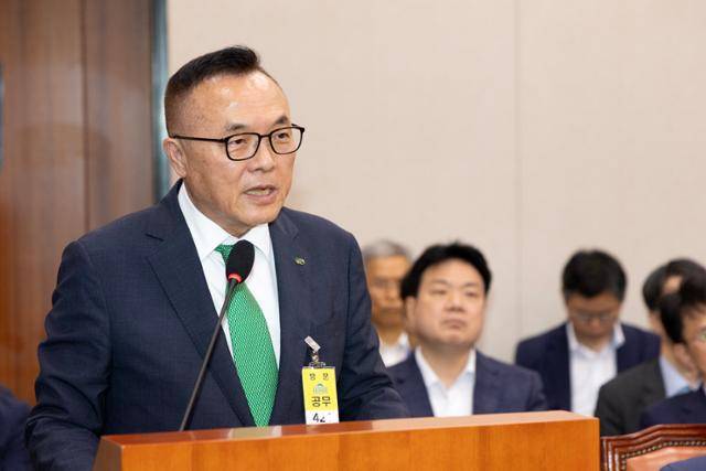 8일 서울 여의도 국회에서 열린 산업통상자원중소벤처기업위원회 전체회의에 출석한 황주호 한국수력원자력 사장이 의원 질의에 답변하고 있다. 뉴스1