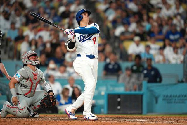 LA 다저스의 오타니 쇼헤이가 17일 미국 캘리포니아주 로스앤젤레스다저스타디움에서 열린 필라델피아전에서 8회말 솔로아치를 치고 있다. 이 한 방으로 두 시즌 연속 50홈런 고지를 밟은 그는 미국 메이저리그 최초로 '50홈런-50탈삼진'이라는 진기록을 세웠다. 로스앤젤레스=AP 뉴시스