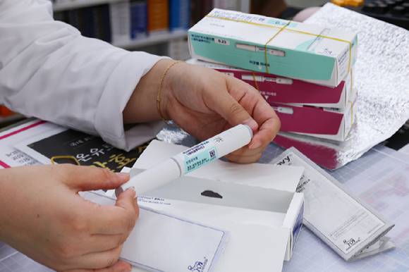 17일 오후 서울 종로구 새종로약국에서 약사가 비만치료제 위고비에 대해 설명하고 있다. 2024.10.17 [사진=연합뉴스 제공]