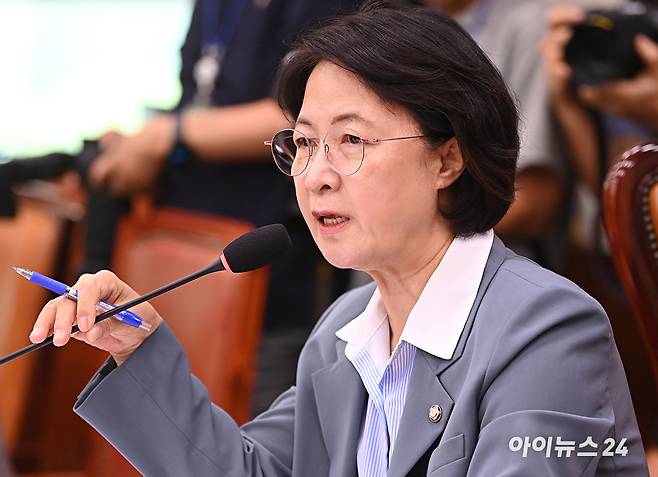 추미애 법제사법위원장이 10일 서울 여의도 국회에서 열린 법제사법위원회 전체회의에서 발언하고 있다. [사진=곽영래 기자]