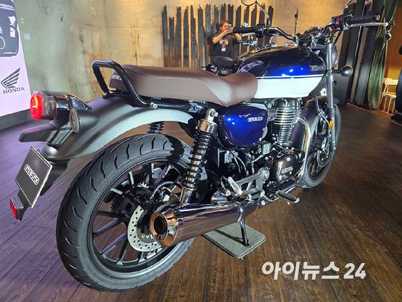 혼다 GB350 후측면. [사진=김종성 기자]