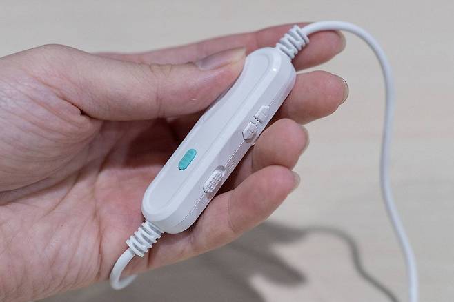 음량과 가상 7.1채널 등을 다룰 수 있는 컨트롤러가 케이블 중앙에 있다 / 출처=IT동아