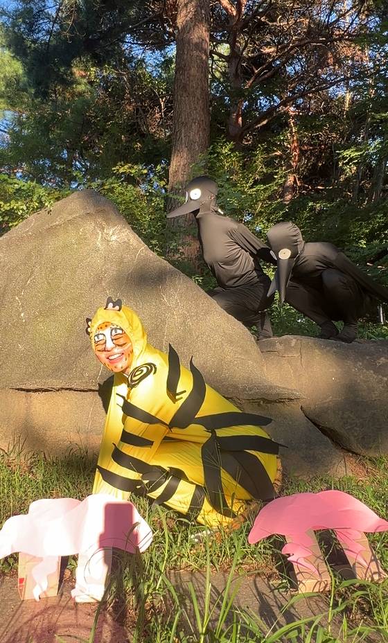 국립중앙박물관의 분장대회 우수작 사진들. 일본인 3명으로 구성된 ‘인간 호작도’ 팀은 호작도 속 호랑이와 까치로 분장했다.