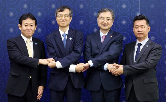 조현 외교부 장관(오른쪽 둘째)이 지난 3일 서울 종로구 정부서울청사에서 한일중 3국협력사무국(TCS) 사무총장단과 기념촬영을 하고 있다.  왼쪽부터 즈시 슈우지 일본 사무차장, 이희섭 사무총장, 조현 장관, 옌 량 중국 사무차장. [뉴시스]