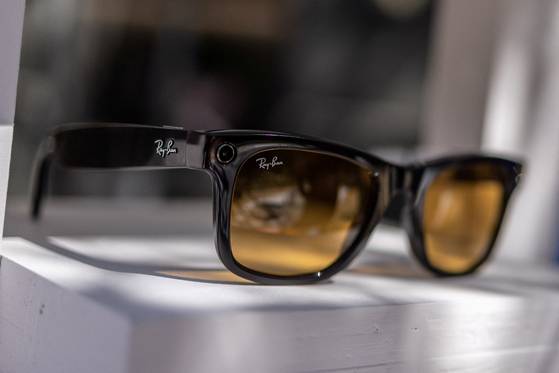 스마트 글래스 레이벤 메타(Ray-Ban Meta). 메타와 레이벤의 합작으로 탄생한 스마트 글래스로, 안경에 카메라, 스피커, 마이크 등을 내장하여 촬영, 통화, 오디오 재생, 메타 AI 연동 등의 기능을 제공한다.