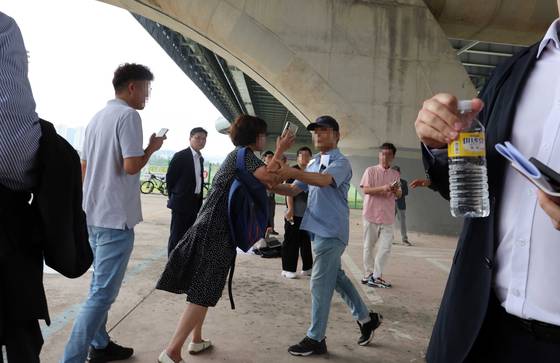 지난 15일 세종시 한두리대교 아래에서 열린 세종보 가동 촉구 집회, 최민호 세종시장의 세종보 필요성 발언이 이어지는 가운데 반대 측 관계자 발언을 찬성 측에서 제지하고 있다. 연합뉴스