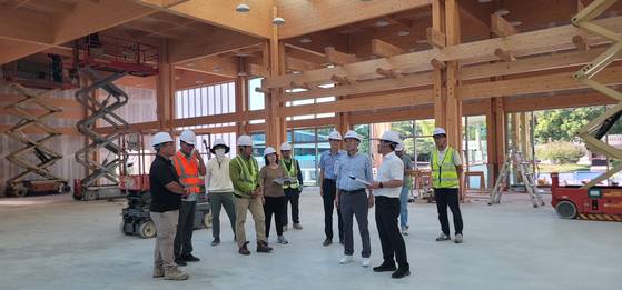 지난 16일 이철우 경북도지사가 경주 아시아태평양경제협력체(APEC) 정상회의 만찬장 건립 중인 국립경주박물관을 찾아 추진 상황을 점검하고 있다. 사진 경북도