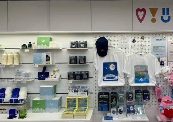 한강버스 여의도선착장 입구에서 판매 중인 서울시 굿즈. 문희철 기자