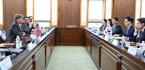 지난 14일 박윤주 외교부 제1차관이 정부서울청사 별관 외교부에서 크리스토퍼 랜도 미국 국무부 부장관과 한미 외교차관회담을 통해 비자 제도 개선 협력, 한미 정상회담 후속조치, 지역 및 글로벌 정세에 대해 논의했다. 외교부 제공