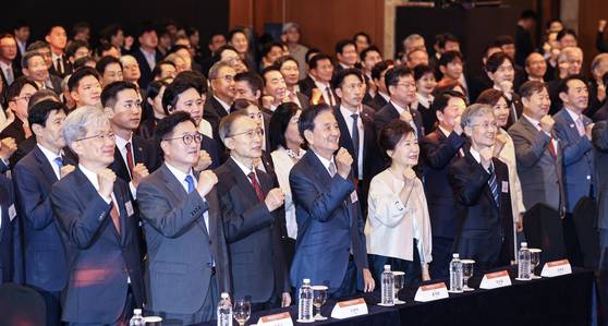 중앙일보 창간 60주년 기념식이 17일 롯데호텔 서울에서 열렸다. 이날 홍석현 중앙홀딩스 회장과 이명박, 박근혜 전 대통령 등 참석자들이 기념촬영을 하고 있다. 김경록 기자