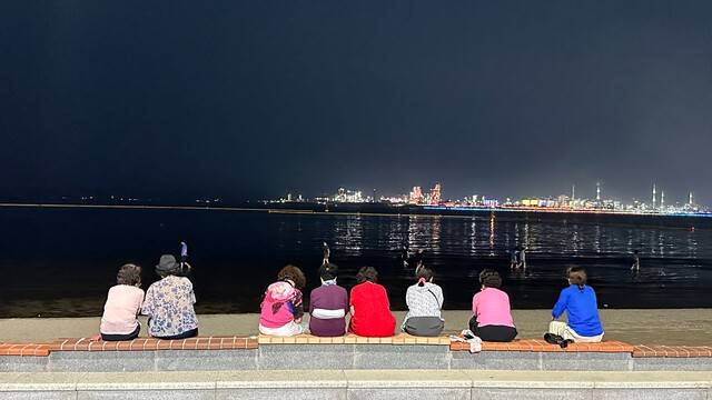 ▲ 포항 영일대 해수욕장에서관광객들이 야경을 바라보고 있다.