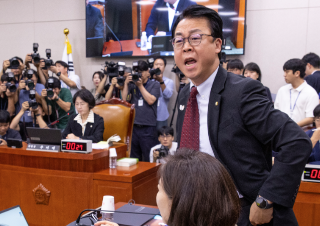 ▲ 국민의힘 곽규택 의원이 16일 서울 여의도 국회에서 열린 법제사법위원회 전체회의에서 무소속 최혁진 의원의 나경원 의원에 대한 발언에 강하게 항의하고 있다 [연합뉴스]