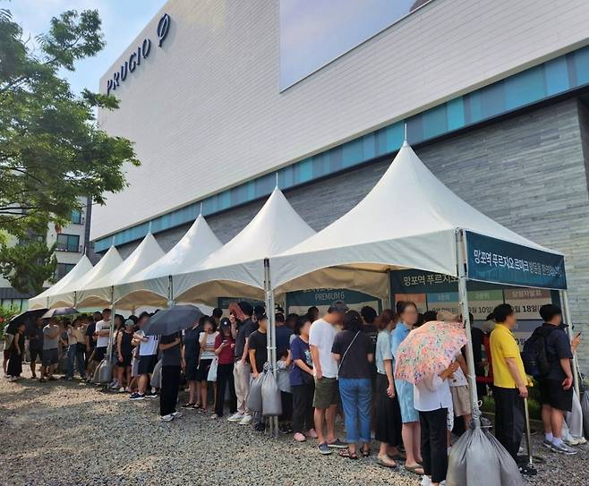 망포역푸르지오르마크 모델하우스에서 방문객들이 줄을 서서 입장을 기다리고 있다. 사진=대우건설