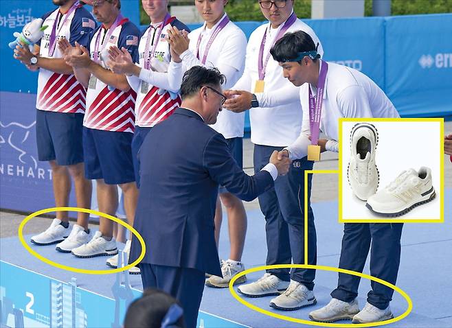 양궁 리커브 남자 단체전 결승 포디움에서 한국과 미국 양궁 선수단이 신고 있는 코오롱스포츠 양궁화 ‘아처삭스’.  코오롱스포츠 제공