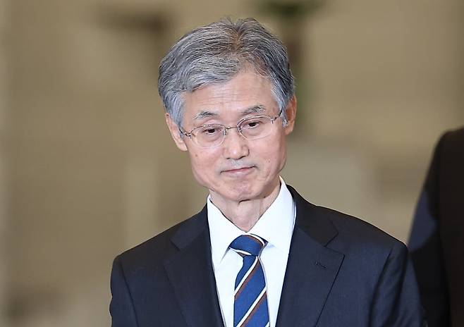 조희대 대법원장이 17일 서울 서초구 대법원에서 퇴근하기 위해 이동하고 있다./ 사진=연합뉴스