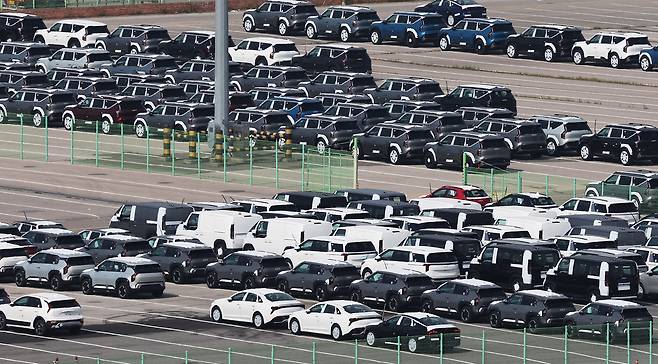 트럼프 행정부가 16일부터 미국으로 수입되는 일본산 자동차와 자동차 부품에 15% 관세를 적용한다고 15일 연방 관보를 통해 밝혔다. 이에 따라 일본산 자동차 관세는 현행 27.5%에서 15%로 낮아진다. 사진은 16일 경기도 평택항에 수출용 자동차가 세워져 있는 모습이다. 연합뉴스