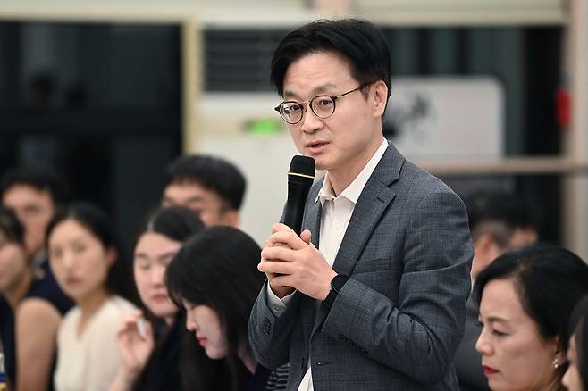 김정관 산업통상자원부 장관이 지난 16일 세종의 한 식당에서 열린 기자간담회에서 질의에 답하고 있다. 산업부 제공