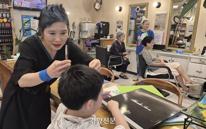 서울 은평구 ‘장애친화미용실’ 1호점으로 지정된 ‘안소영 미용실’의 안소영 원장이 16일 오후 정태율군의 머리를 다듬고 있다. 류인하 기자