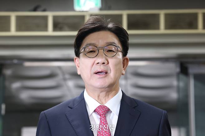 권성동 국민의힘 의원이 지난 16일 구속 전 피의자 심문(영장실질심사)을 받기 위해 서울중앙지법으로 들어서고 있다. 한수빈 기자