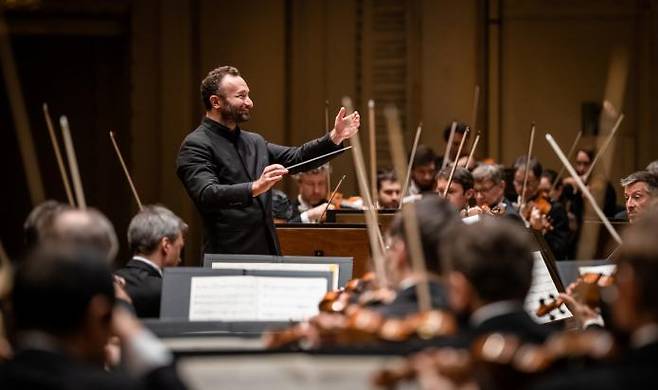 Conductor Kirill Petrenko leads the Berlin Philharmonic Orchestra. / Courtesy of VINCERO