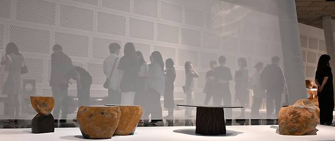 Visitors view works on display at Design Miami:In Situ Seoul at Dongdaemun Design Plaza in Seoul , Sept. 1. (Im Se-jun/The Korea Herald)