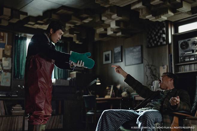 A still from director Park Chan-wook's film ″No Other Choice,″ the opener of the Busan International Film Festival on Sept. 17 [BIFF]