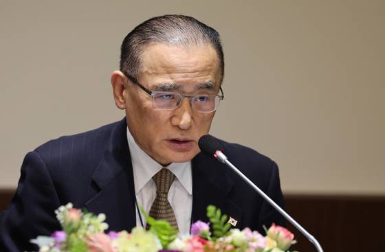 Wi Sung-lac, national security adviser, speaks during a meeting hosted by the Korea News Editors’ Association at the Korea Press Center in Jung District, central Seoul, on Sept. 17. [YONHAP]