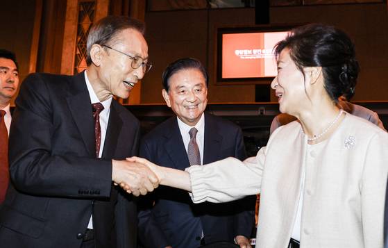 Former Presidents Lee Myung-bak, left, and Park Geun-hye, right, shake hands as JoongAng Holdings Chairman Hong Seok-hyun, center, greets them ahead of the JoongAng Ilbo’s 60th anniversary ceremony at Lotte Hotel in Jung District, central Seoul, on Sept. 17. [KIM KYOUNG-ROK]