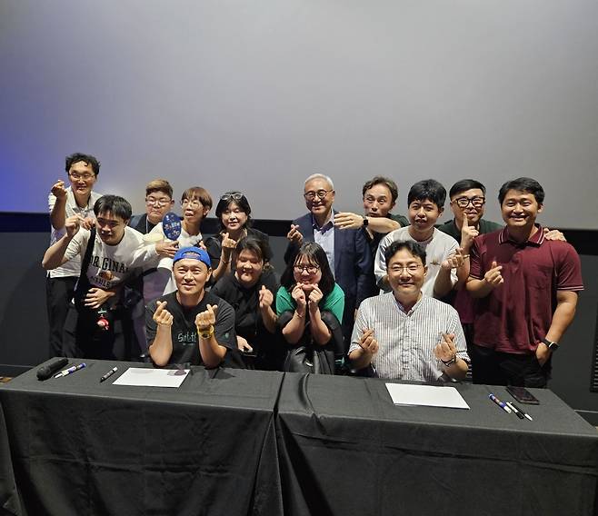 행사 마지막까지 남은 몇몇 장애 직원들과 기념촬영을 하는 모습.