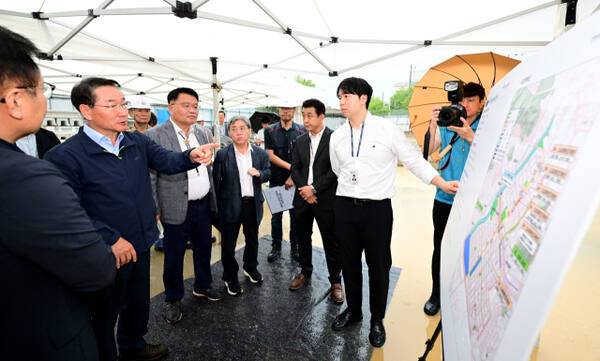 17일 유정복 인천시장이 남동구 남동국가산단 재생사업 공영주차장 조성 현장을 점검하고 있다. 인천시 제공