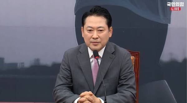 ▲장동혁 국민의힘 대표가 17일 기자간담회에서 권성동 의원 구속을 두고 장기집권 개헌으로 가기 위한 야당 말살이라고 반발하고 있다. 사진=국민의힘TV