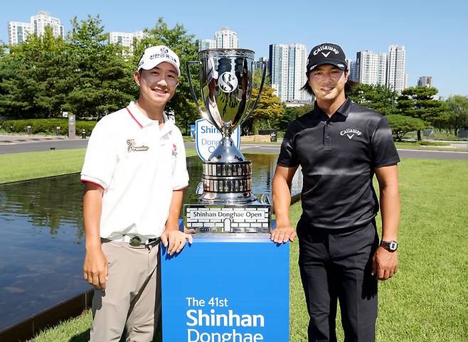 한일 골프 대항전 개최를 추진하고 있다는 소식이 알려지면서 한국프로골프(KPGA) 투어와 일본프로골프투어(JGTO) 선수들이 기대감을 드러냈다. 사진은 신한동해오픈을 앞두고 진행된 포토콜 행사에서 기념 촬영을 한 송영한(왼쪽)과 이시카와 료. KPGA