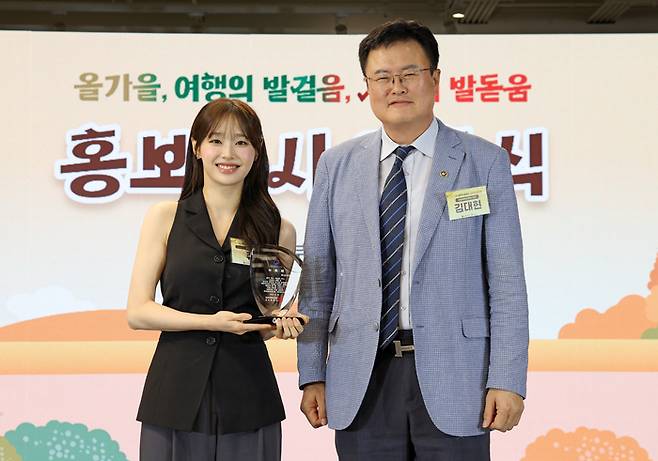 가수 츄(왼쪽)와 김대현 문화체육관광부 제2차관 / 사진=문화체육관광부